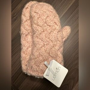 NWT Lemon women’s Sherpa lined cable knit mittens